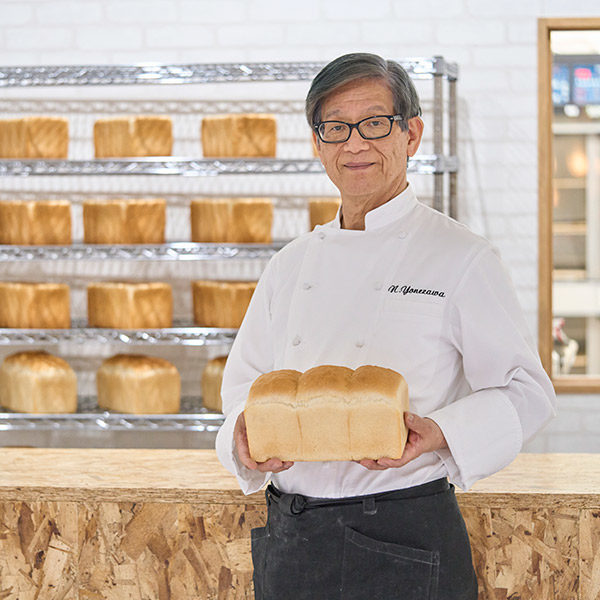 神戸屋で執行役員企画開発本部長として勤めていた 「米澤宣夫」 が監修。若い頃から世界中でパンの実務研修を重ねる。40年以上の製パン技能と知識を有し、美味しいパン作り一筋で商品開発と後進の技術指導にあたる。国内、海外での製パンコンクール優勝者を多数輩出。製パンアドバイザー、製パン技能士特級、調理師。製パン技能検定試験問題作成委員なども歴任。